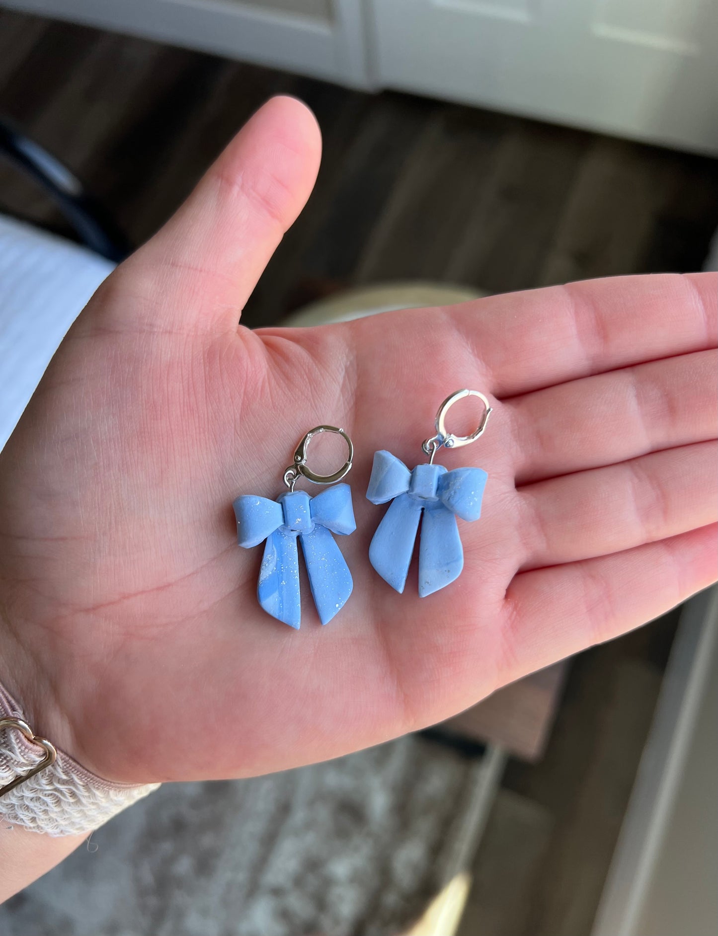 3D Bow Huggies - Blue Marble