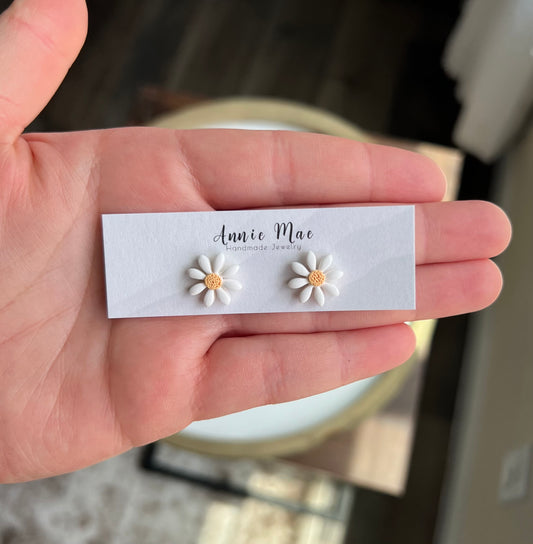 Dainty Daisy Stud