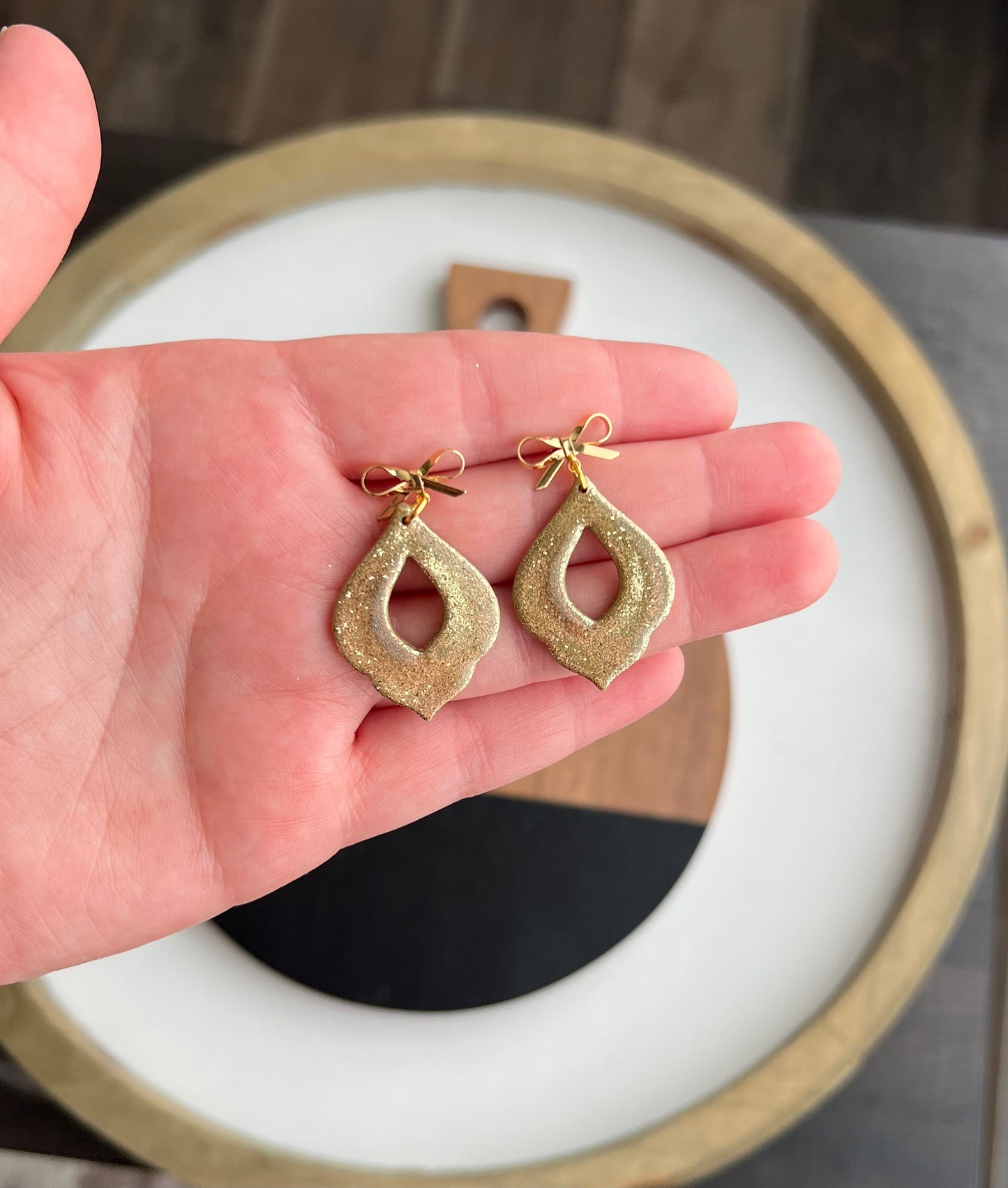 Avery - Gold Glitter